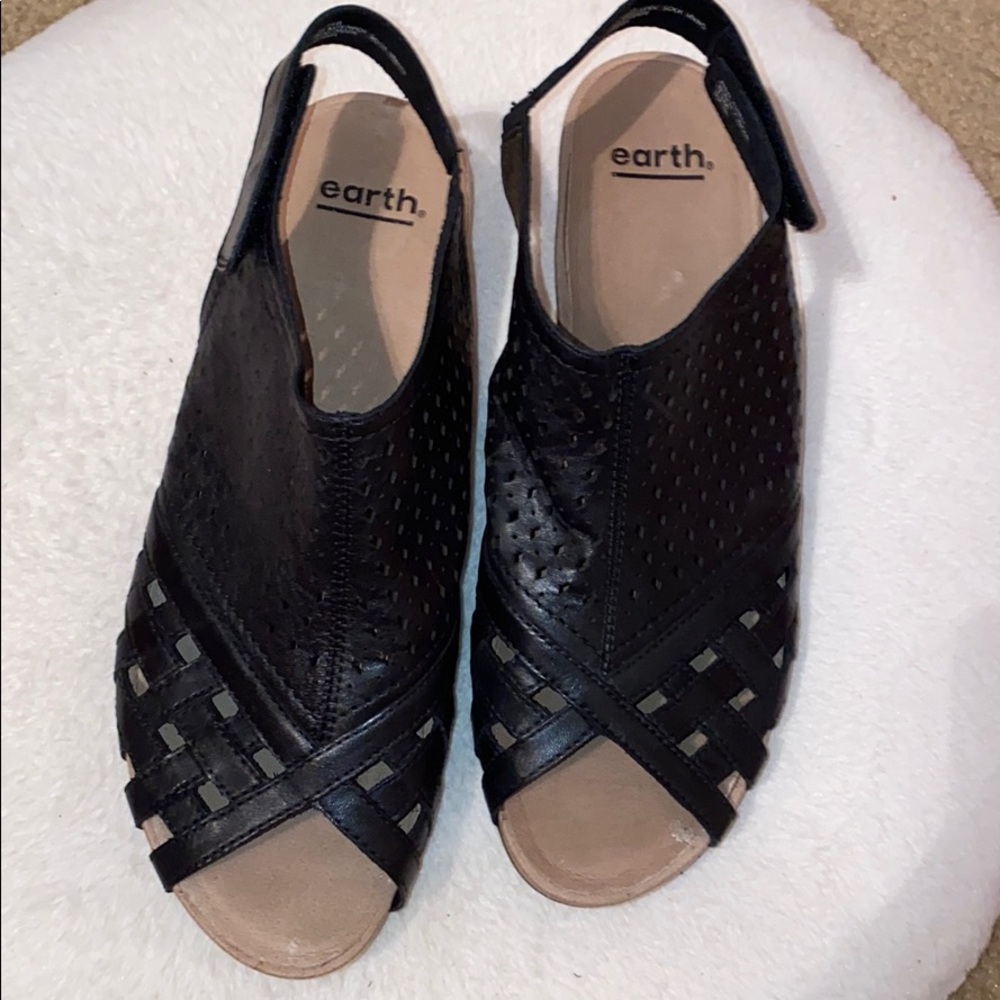 Earth black mini wedges!